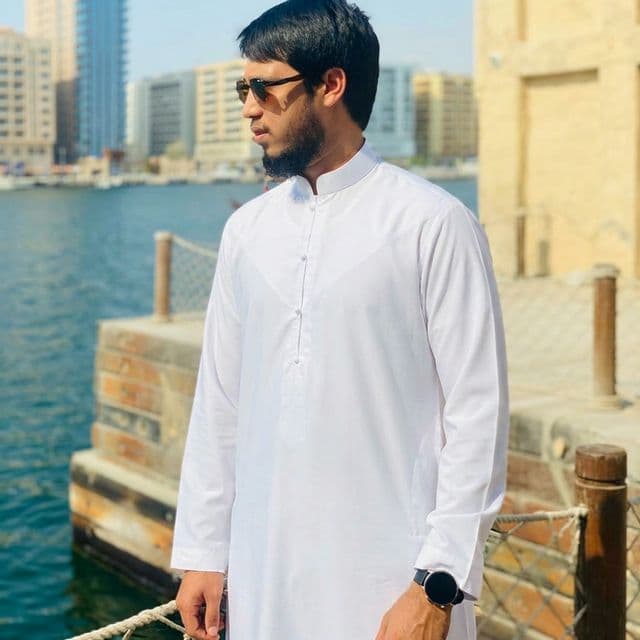 Modern Dubai Kandura with Waterfront Elegance